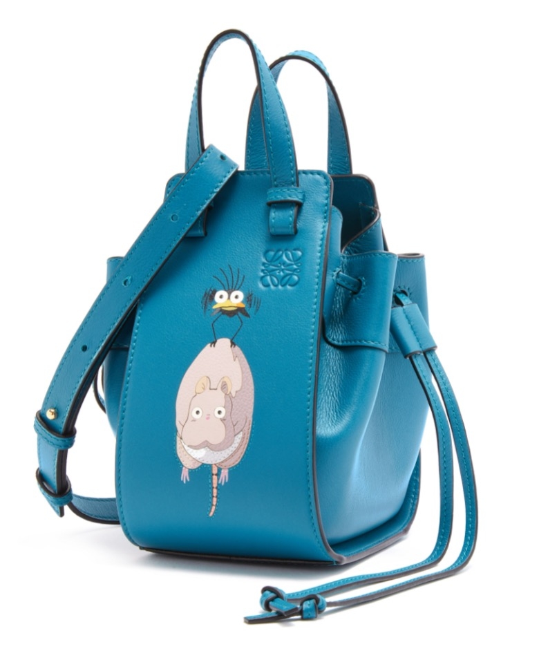 Bô mouse Mini Hammock Drawstring bag in classic calf HK,600(圖片來源：Loewe官網圖片)