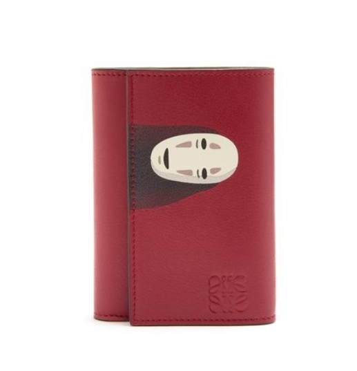 Kaonashi small vertical wallet in classic calfskin HK,850 (圖片來源：Loewe官網圖片)