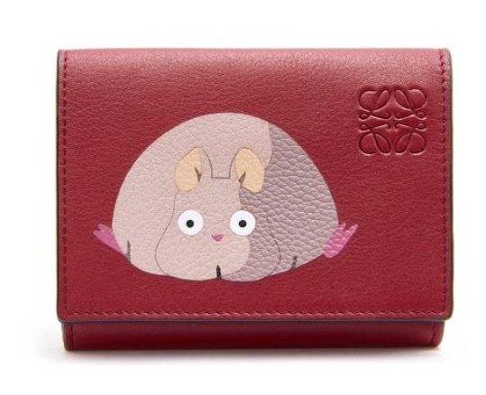 Bô mouse trifold wallet in classic calfskin HK,200 (圖片來源：Loewe官網圖片)