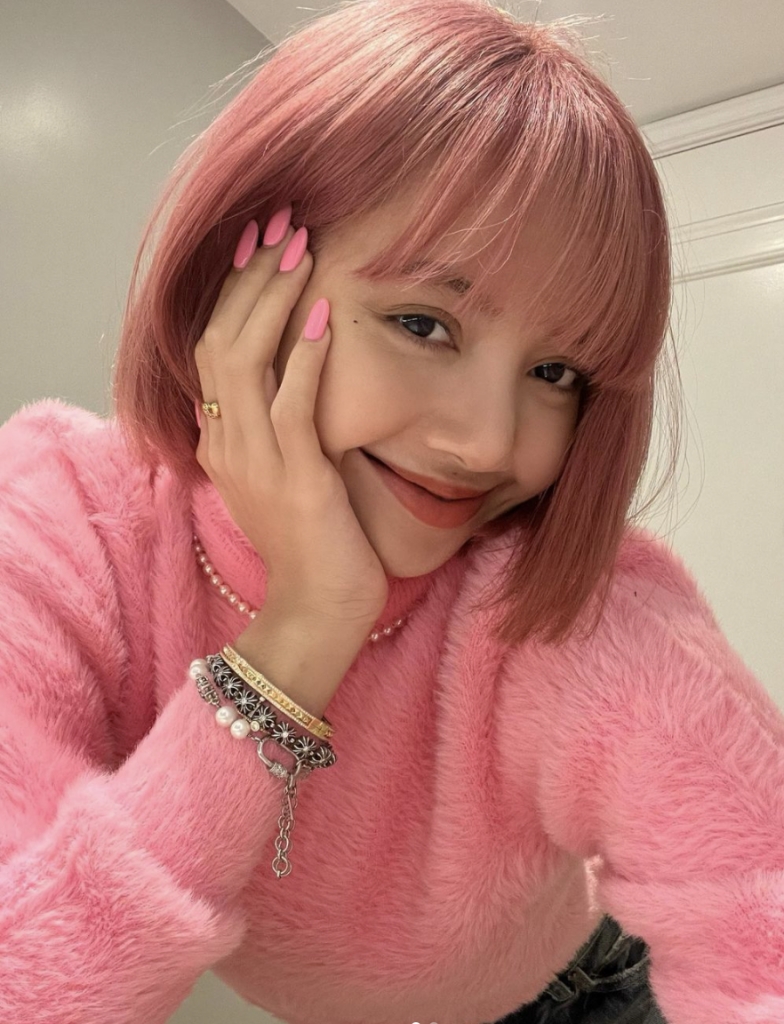 要數2022髮色趨勢，必選粉紅色系，粉紅髮色可以招桃花，增進人緣，改善人際關係，BLACKPINK成員Lisa換上了莓果粉紅髮色。