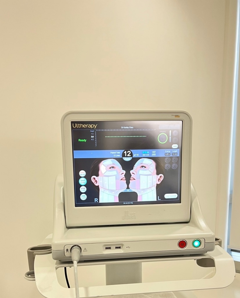 Ultherapy效果香港 美國原廠的Ultherapy，其超聲波能直達4.5mm深SMAS筋膜層。集「素描超聲波」及「治療超聲波」於一身，透過DeepSEE實時影像技術，可實時於熒幕上透視肌膚層次，監察能量的輸送位置，讓醫生能瞄準及拉提每寸肌膚。