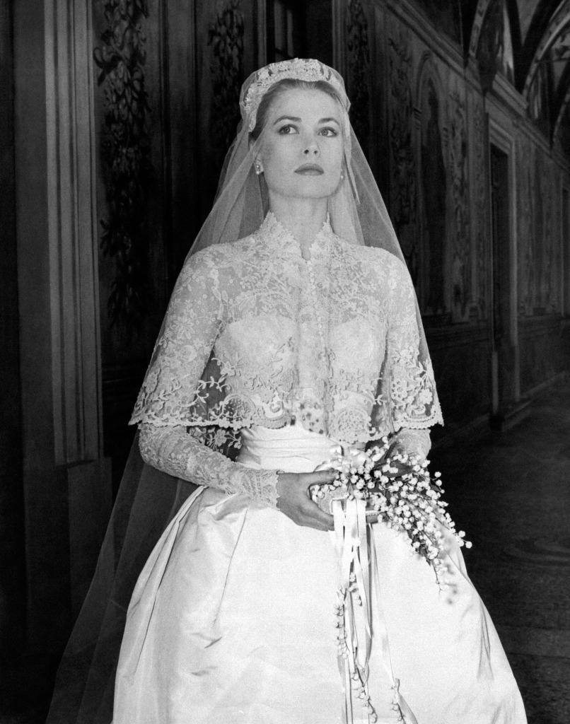 王妃Grace Kelly grace kelly The big movie star Grace Kelly photographed in her bridal dress in a frescoed gallery within the Prince