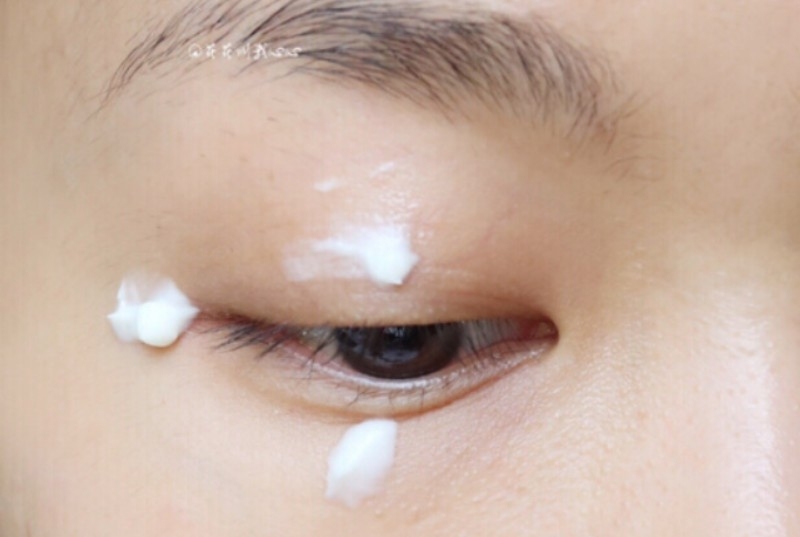 眼霜推薦 從眼頭按摩至眼尾。