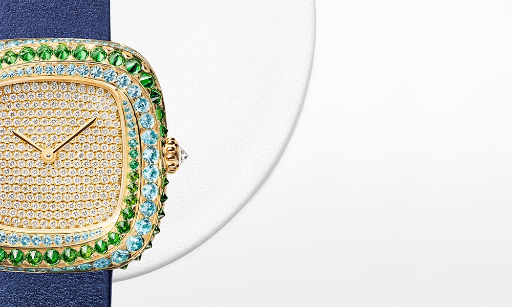 Cartier新錶 Cartier新錶2022──Coussin de Cartier黃金腕錶，編號限量發售30枚，30.44 x 33.78毫米，厚度：7.08毫米，錶殼、錶盤及錶扣鑲嵌279顆共重1.35卡圓形明亮式切割鑽石、56顆沙弗萊石和120顆藍色碧璽，錶冠鑲嵌一顆圓形明亮式切割鑽石，襯藍色小牛皮錶帶，搭載石英機芯。