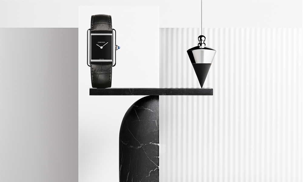 Cartier新錶 Cartier新錶2022──Tank Must精鋼腕錶，大型款，厚度：6.6毫米，鋼錶冠鑲嵌一顆凸圓形藍色合成尖晶石，襯黑色鱷魚皮錶帶，搭載石英機芯。