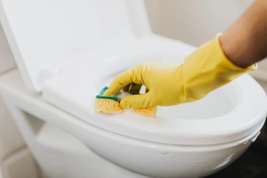 居家隔離 每次大小便沖廁前後都會用消毒噴霧清潔坐廁。