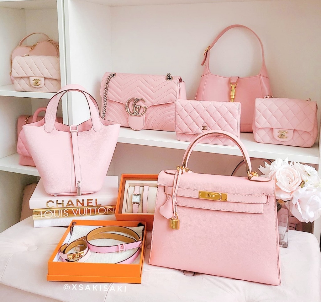 粉紅色名牌手袋 Saki品牌收藏多不勝數：CHANEL、Hermès、LV、Dior、Prada、Saint Laurent、Givenchy等等。