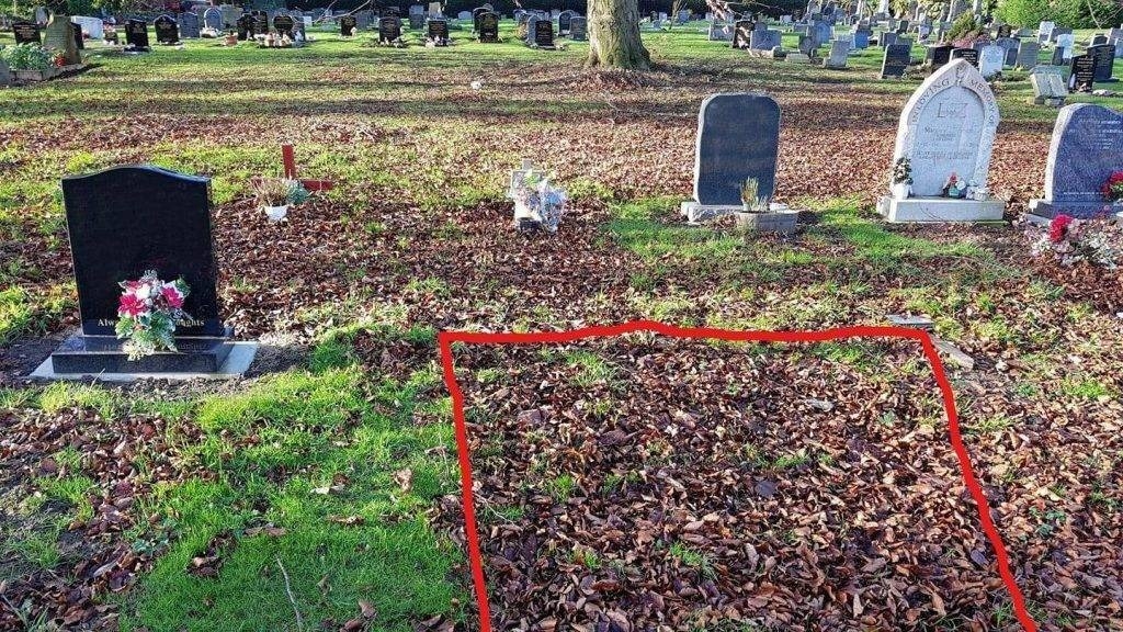 91歲患病婦 嫁年輕23歲男子 Colman只將母親的遺體埋葬在無標記名字的墳墓裏