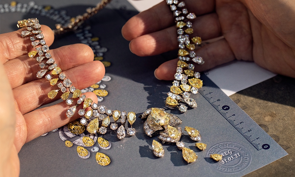GRAFF 黃鑽珠寶 鑽石之王GRAFF 艷彩黃鑽珠寶 每顆美鑽也以人手固定於特製的鑲托上，交織出一道道醉人鑽光和靈動流麗的色澤，把目光引領至瑰麗不凡的項鏈中央。