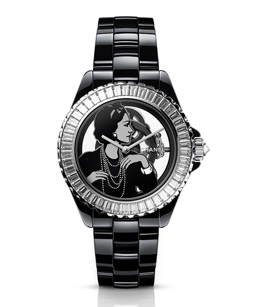 Chanel J12鑽石陀飛輪 8毫米黑色耐磨陶瓷錶殼，藍寶石手晶玻璃底蓋刻有 「LIMITED TO 55」字樣，18K白金固定錶圈，鑲嵌46顆共重約5.46卡長階梯形切割鑽石，18K白金鏤空錶盤，Chanel女士肖裝飾，18K白金非旋入式錶冠，鑲嵌1顆明亮式切割鑽石；黑色耐磨陶瓷錶鏈，搭載Caliber3.1機芯︰Chanel製手動上鏈機芯，具備約55小時動力儲存，顯示小時、分鐘，防水深度約30米。