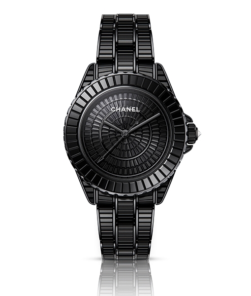 Chanel J12鑽石陀飛輪 38毫米黑色塗層精鋼錶殼，鑲嵌22顆長階梯形切割陶瓷及55顆共重約3.58卡長階梯形切割鑽石，藍寶石手晶玻璃底蓋，黑色塗層精鋼固定錶圈，黑色長階梯形切割陶瓷錶環，黑色長階梯形切割陶瓷環形錶盤，黑色塗層精鋼非旋入式錶冠鑲1顆明亮式切割鑽石，黑色塗層精鋼錶帶鑲342顆長階梯形切割陶瓷及 160顆共重約7.51卡長階梯形切割鑽石，Caliber 12.1機芯︰Chanel自製手動上鏈機芯，， 瑞士官方天文台測COSC試組織）認證，黑色塗層處理，黑色擺陀鑲34顆明亮式切割鑽石，具備約70小時動力儲存，顯示小時、分鐘及秘鐘，防水深度50米。