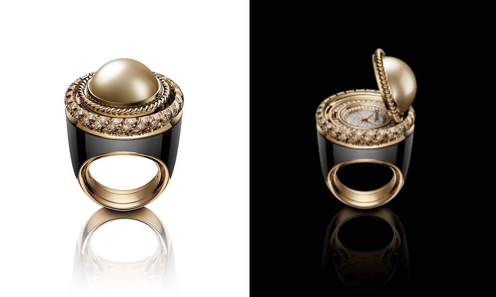 Chanel J12鑽石陀飛輪 戒指鑲一枚金色珍珠鈕扣，錶盤藏於鈕釦內，18K白金錶盤鑲 142顆明亮式切割鑽石，18K黃金鈕扣鑲1顆金色珍珠，18K黃金及鈦金屬指環，鈦金屬部份為黑色。