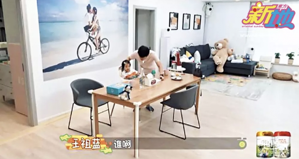 王祖藍 李亞男 大廳中央的牆身就放置了夫妻騎單車的甜蜜照。