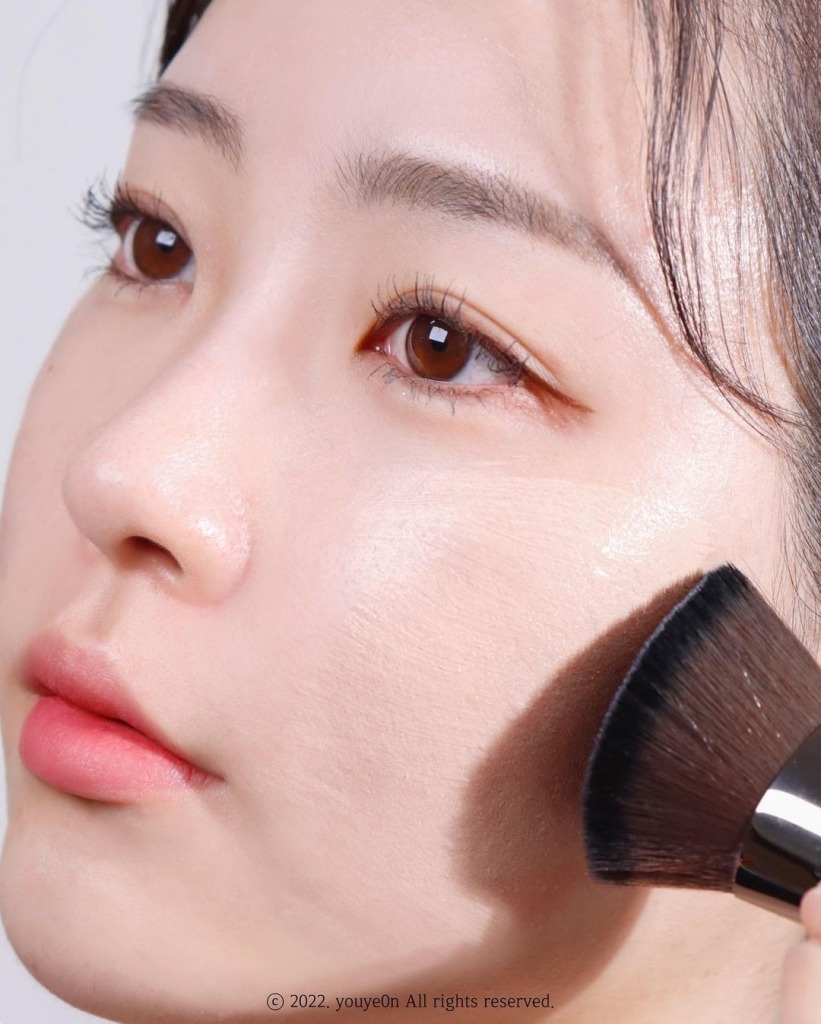 高清隱形持妝粉底 韓國女生就示範只要配合持妝粉底掃使用，一抹即可貼服肌膚，均勻度更佳，輕易就做到透薄底妝效果。