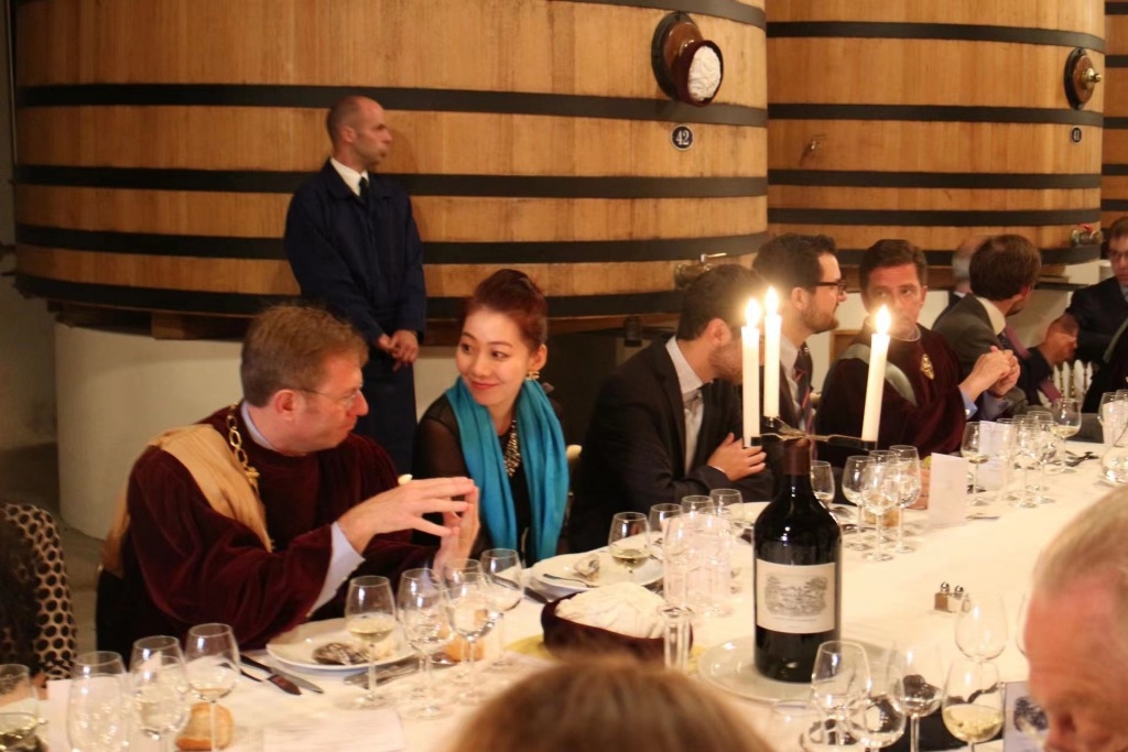 移民 作為專業品酒師及酒評人，許瑩獲邀於法國參加波爾多拉菲酒莊晚宴。