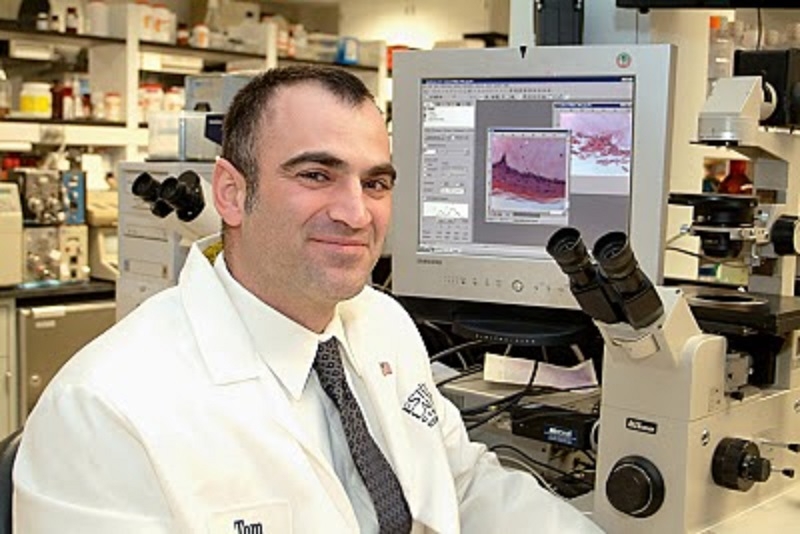 皮膚生理學和藥理學副總裁 Dr. Tom Mammone指CLINIQUE 「Laser淡斑去印精華」的專利成分CL302 Complex能溫和而強效美白，擊退黑色素合成。CLINIQUE授權圖片