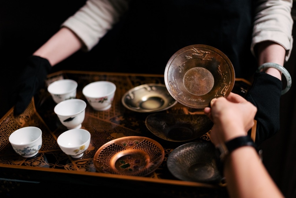 品酒達人 茶配 一般人以為泡茶最好的是紫砂壺，但Wing直指紫砂壺是雙孔結構易藏味，反而以往用作製鴉片槍嘴的紫陶做成的茶壺，其優異的保溫及不藏味的特性，用來泡茶最好！
