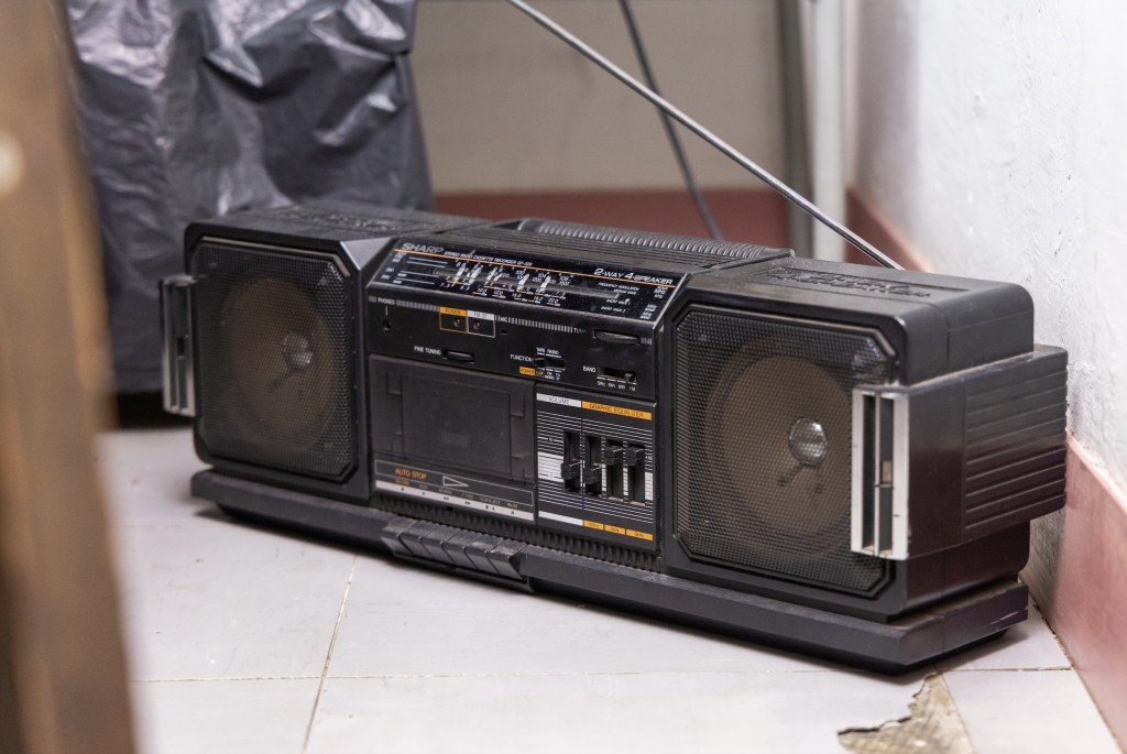 雞仔嘜第四代 在版房的收音機，也有歲月痕跡。