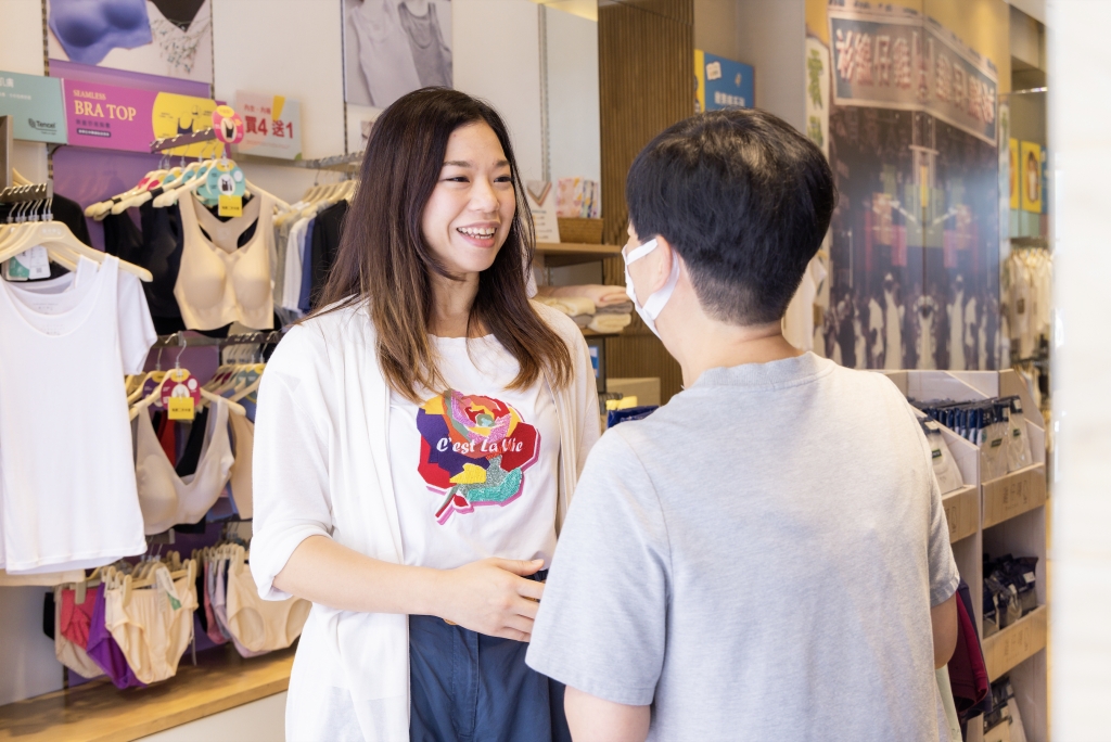 雞仔嘜第四代 訪問在品牌現今歷史最悠久上海街門市進行，店長做了差不多30年，看著譚氏姊妹成長。