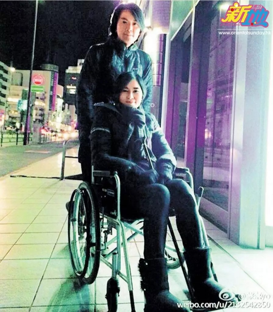 蒙嘉慧 鄭伊健 17年蒙嘉慧在當地滑雪受傷，令韌帶撕裂，要坐輪椅由伊健照顧。