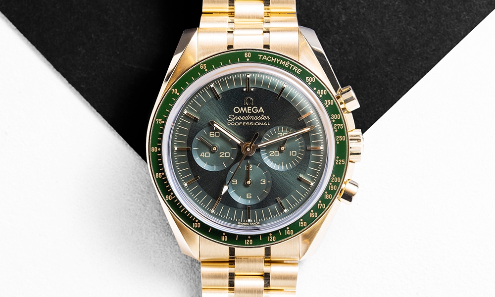 Omega新錶2022 Moonshine™金是Omega在2019年自家獨創的材質，相比起傳統的18K黃金，柔和的色澤卻不易暗啞褪色，經過時間洗禮反而更耐用，是品牌值得自豪的創作。此款超霸系列新錶的錶殼、錶鏈帶、錶圈以至錶冠都採用Moonshine™金，表背刻上「THE FIRST WATCH WORN ON THE MOON」及「及「CO-AXIAL MASTER CHRONOMETER」的黑色字樣，複雜精密的Co-Axial Master Chronometer 3861機芯透過扁平藍寶石水晶鏡面一覽無遺。