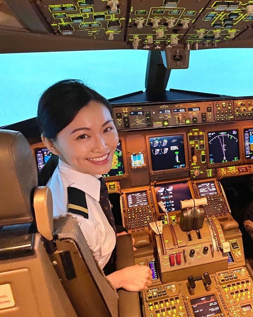 女飛機師 Christina分享有人認為Airbus較女性化，機師座位相對較舒適，不過她駕駛的卻是波音777客機如圖），被認為是較man的機型，駕駛時坐姿要兩腳分開。