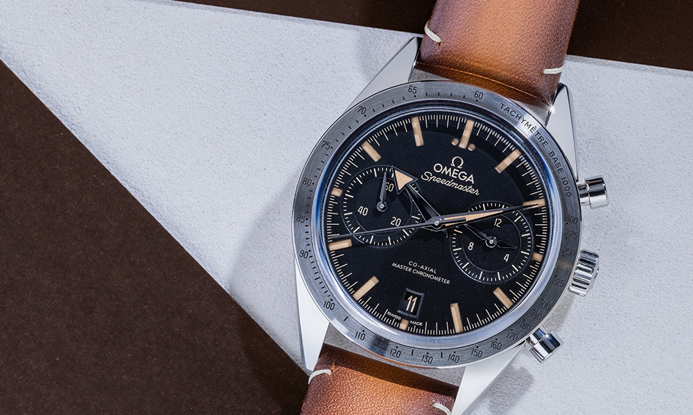 Omega新錶2022 首枚原版款式在1957年誕生，設計師把經典之作得以延續。這枚全新款式選用不鏽鋼錶殼配搭經復古風格夜光塗層處理的小時刻度、鍍銠「闊箭」指針；6點鐘方向設有日曆窗，9點鐘位置設有小秒針錶盤，12小時和60分鐘計時盤於3時位置。新款手錶配上有漸變層次的啡色皮錶帶，相信深得喜愛復古風的成熟男士喜歡。