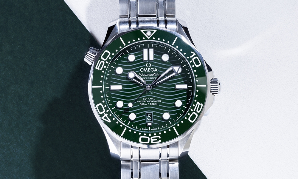 Omega新錶2022 1993年首次登場、深受探險家喜歡的海馬潛水300米手錶，在2022年回歸！全新的42mm款式飾上的綠色破浪紋理表面是一大賣點，機芯選用瑞士聯邦計量科學研究所Swiss Federal Institute of Metrology, METAS）官方認證的歐米茄Co-Axial Master Chronometer 8800雙向自動上鏈機芯；不鏽鋼錶殼鑲飾單向旋轉錶圈，配置綠色光面陶瓷錶圈環，鐫刻大明火Grand Feu）白色琺瑯工藝潛水刻度，錶帶可選擇適合上班正裝的光面磨砂不鏽鋼或配搭運動造型的整合式綠色橡膠錶帶。