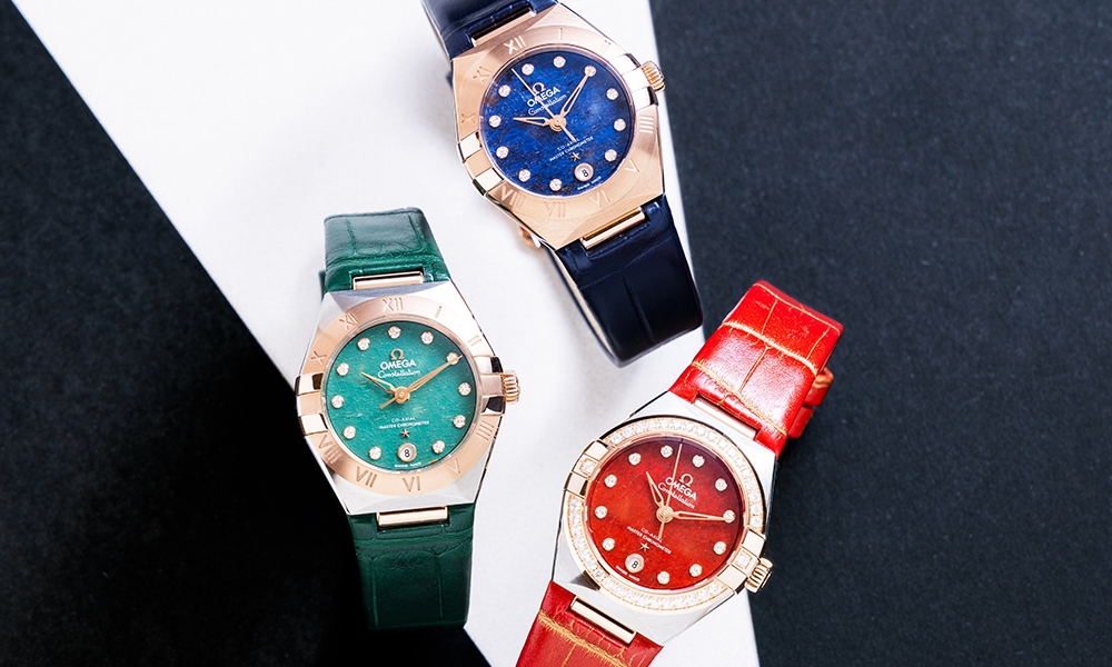 Omega新錶2022 相比起Zoë Kravitz代言的28mm新款，星座系列的砂金石手錶款式，適合雍容爾雅的女士。新系列共有12款手錶可挑選，分別有不鏽鋼配Sedna™金的配搭，以及純Sedna™金的單一材質，配置綠色、紅色和藍色天然砂金石錶面，錶圈也有鑲鑽或雕刻羅馬數字刻度供選擇，皮錶帶的配色與錶面互相映襯。