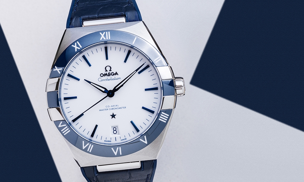 Omega新錶2022 另一星座系列的新作Co-axial Master Chronometer 41mm手錶，簡潔大方的設計，相當適合配搭簡約的上班造型。內置經瑞士聯邦計量科學研究所Swiss Federal Institute of Metrology, METAS）官方認證的歐米茄Co-Axial Master Chronometer機芯8900，鑲嵌上39顆寶石，可透過弧拱造形防磨損藍寶石水晶錶背觀賞機芯的精美形態。新手錶採用光面藍色陶瓷表圈鐫刻大明火Grand Feu）白色琺瑯工藝羅馬數字刻度和白色陶瓷表面，配搭簡約而鮮明。
