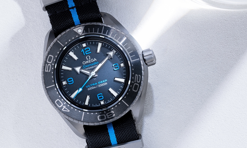 Omega新錶2022 海馬系列Planet Ocean 6000米 Co-axial Master Chronometer 手錶性能高，不但擁有出色的精準度，還有防水、防磁、防震的功能，持久耐用，適合擁有探險精神的你！歐米茄曾經在真實的海洋為這款新手錶進行測試，防水能深達6,000米，符合ISO 6425：2018飽和潛水錶標準，錶主能放心使用。能夠抵抗水壓，使用的物料都經過深思熟慮，設計師採用防腐蝕、抵抗極端環境的噴砂5級鈦金屬製造，黑色磨砂陶瓷錶圈設有Liquidmetal™潛水刻度；另外，秒針、阿拉伯數字刻度、18K白金時針、分針、小時刻度，全經白色夜光塗層處理，在漆黑環境中錶主也能方便使用。