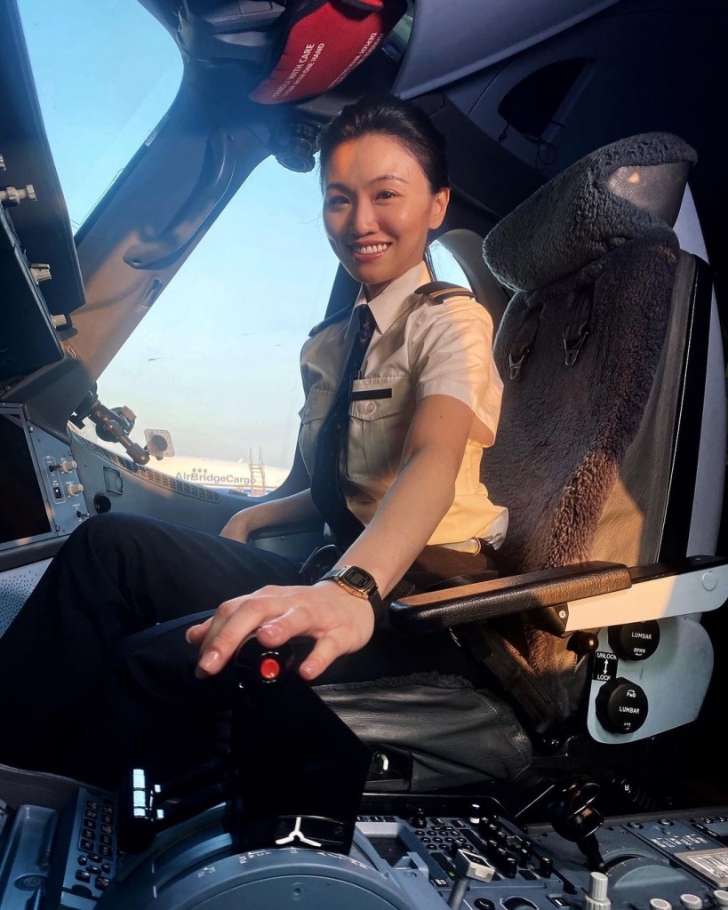 女飛機師 Christina因為一次坐駕駛艙後座Jump Seat的經歷，令她下定決心成為飛機師。