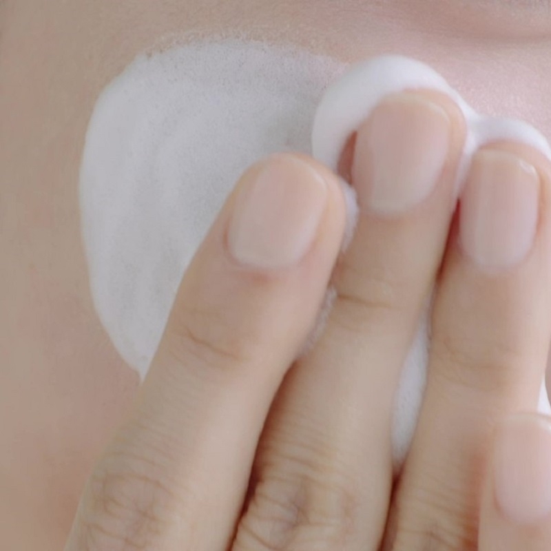 洗面 豐富細緻的泡沫能深入毛孔去除污垢。Neutrogena授權圖片