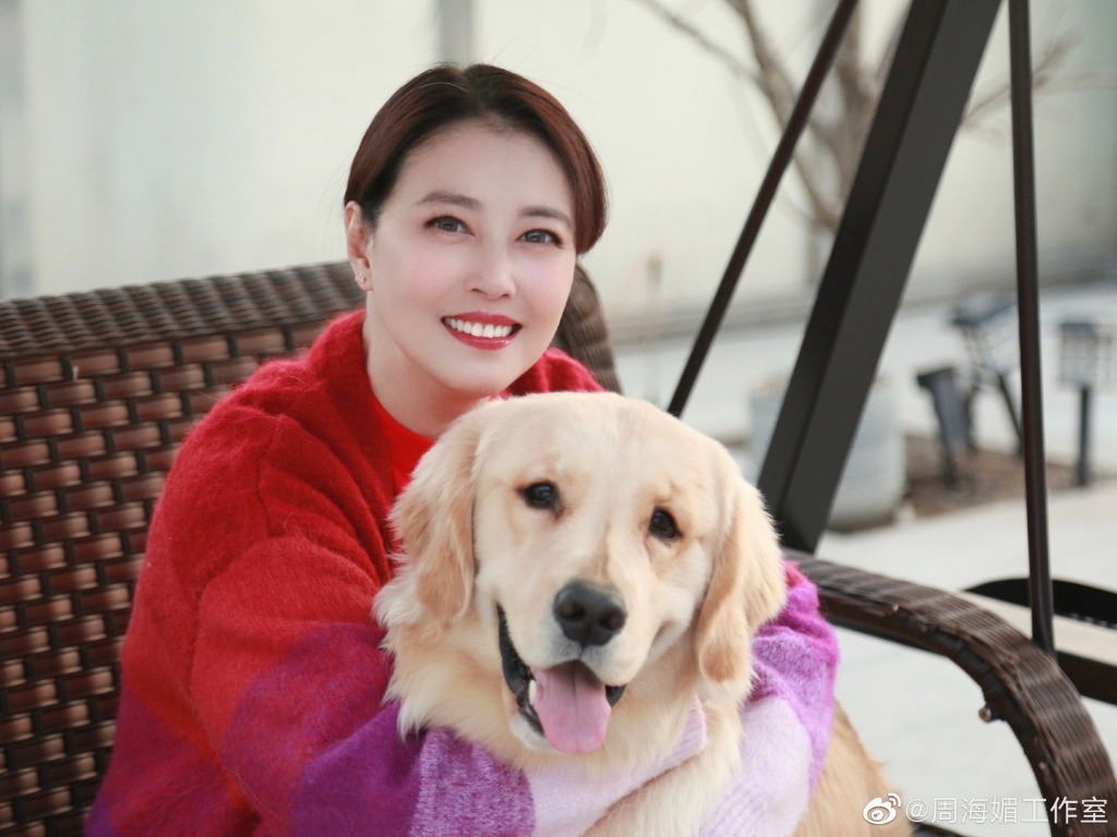 周海媚 單身 現在享受單身的她住在北京大屋中並養了狗陪伴。