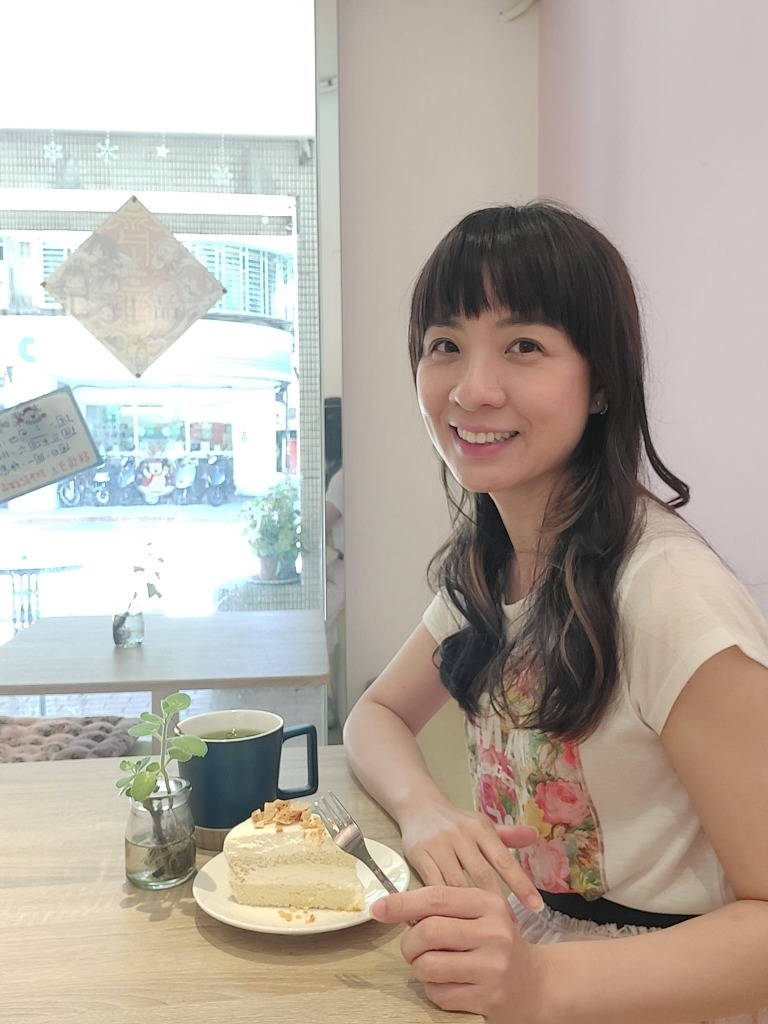 移民台灣 Christy有時也會坐下來，與客人邊吃蛋糕邊閒話家談，樂透半天。