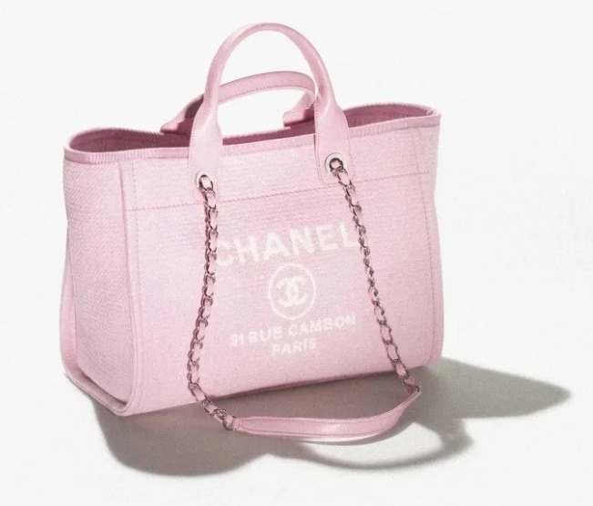 保值名牌手袋 2022年夏天Chanel推出粉紅色購物袋。$28,500