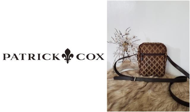 MK潮牌 網絡熱話 Patrick cox童軍logo的袋款更獲得國際設計獎。