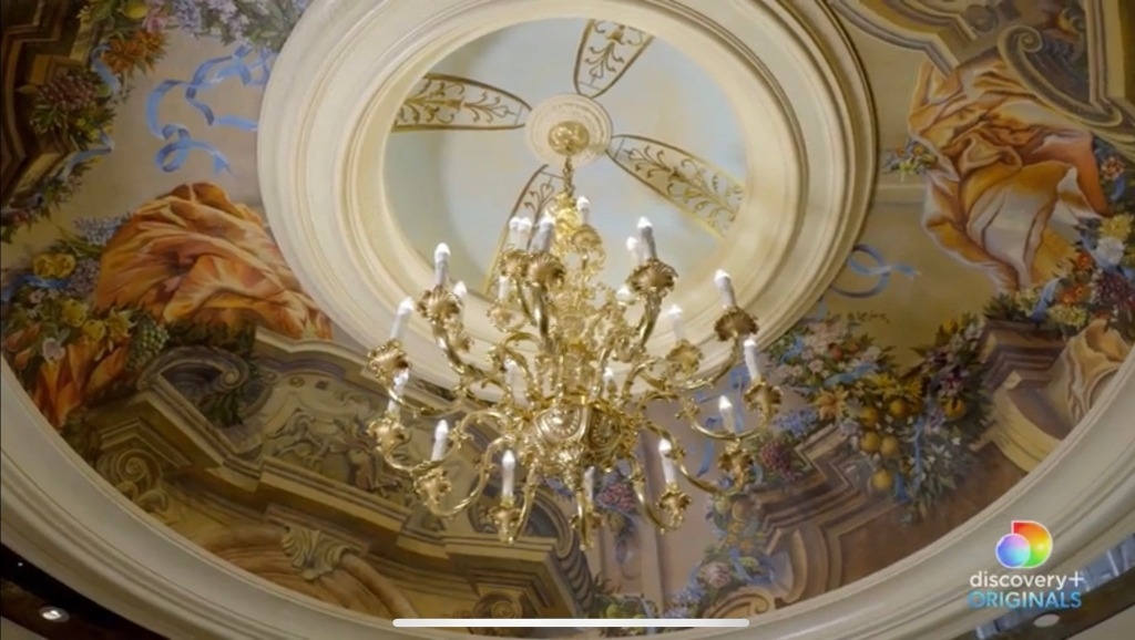 美版「凡爾賽宮」 網絡熱話 傑奎琳·西格爾 凡爾賽宮内大型吊燈。