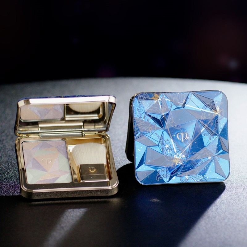 盒面設計仿如純淨鑽石般多元折射出光芒，配上星空藍，夢幻又迷人。售價: HK$800/10gSundayMore編輯部授權圖片