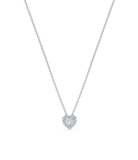 De Beers鑽飾 這 Aura 經典18K白金頸鏈，以標誌性的密鑲鑽石環繞包圍著中央的心形切割主鑽，令其更為閃耀迷人。