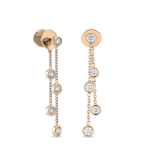 De Beers鑽飾 靈感源自經典的Clea鑽石吊墜耳環，採用四顆包鑲鑽石，垂懸於鑽石耳環下的兩段18K玫瑰金細鏈。