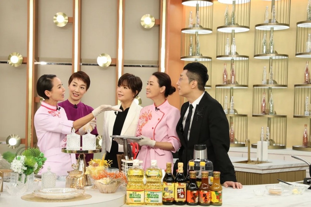 曹眾 TVB全新飲食節目《黃金盛宴》，每集邀請不同的星級嘉賓助陣。