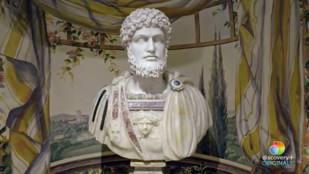 美版「凡爾賽宮」 網絡熱話 傑奎琳·西格爾 皇宮内的古董雕像也價值不菲。