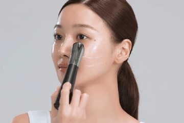 水光 Booster H Step 4：將機頭緊貼肌膚輕按直至護膚品完全被吸收。