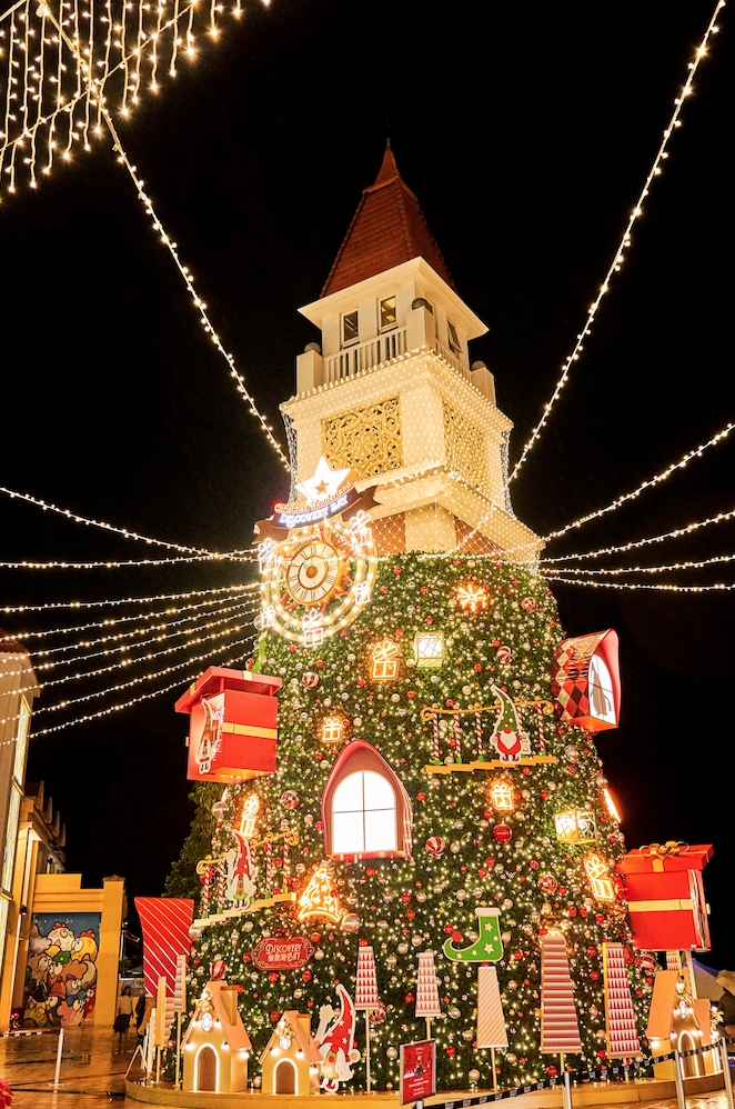 愉景北商場的鐘樓改造成10米高的巨型聖誕樹。