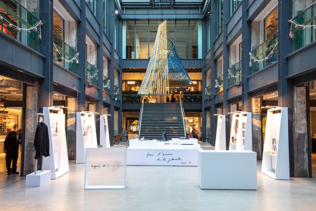 聖誕樹2022 南豐紗廠與agnès b合作，呈獻 The Dancing Cloak巨型懸掛聖誕藝術裝置。