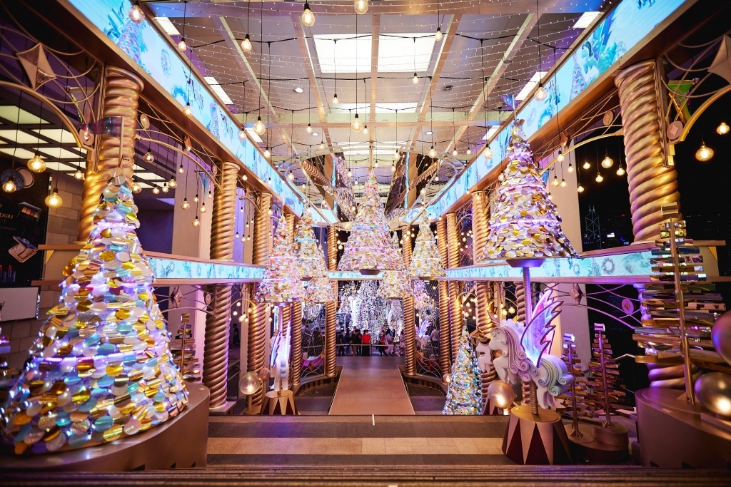 18隻獨角獸在6組不同特色設計的「獨角獸 Merry-Go-Round」及40多棵大大小小的幻彩閃亮聖誕樹之間穿插。