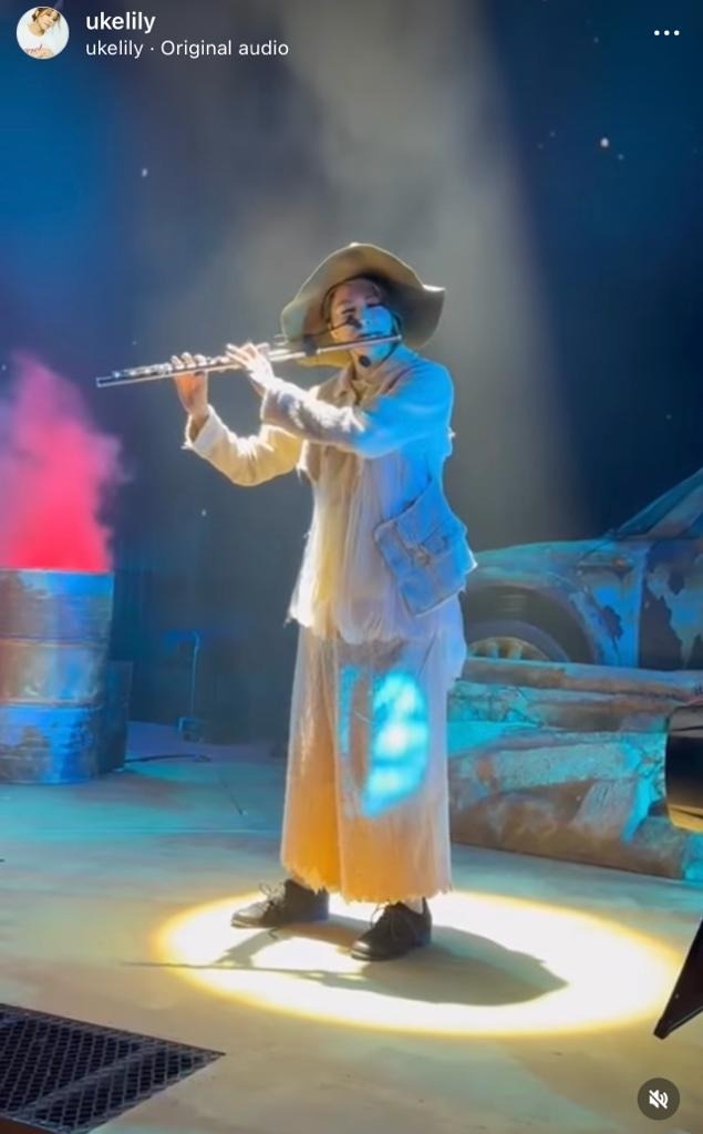 康子妮 在鄭伊健演唱會上演奏長笛。