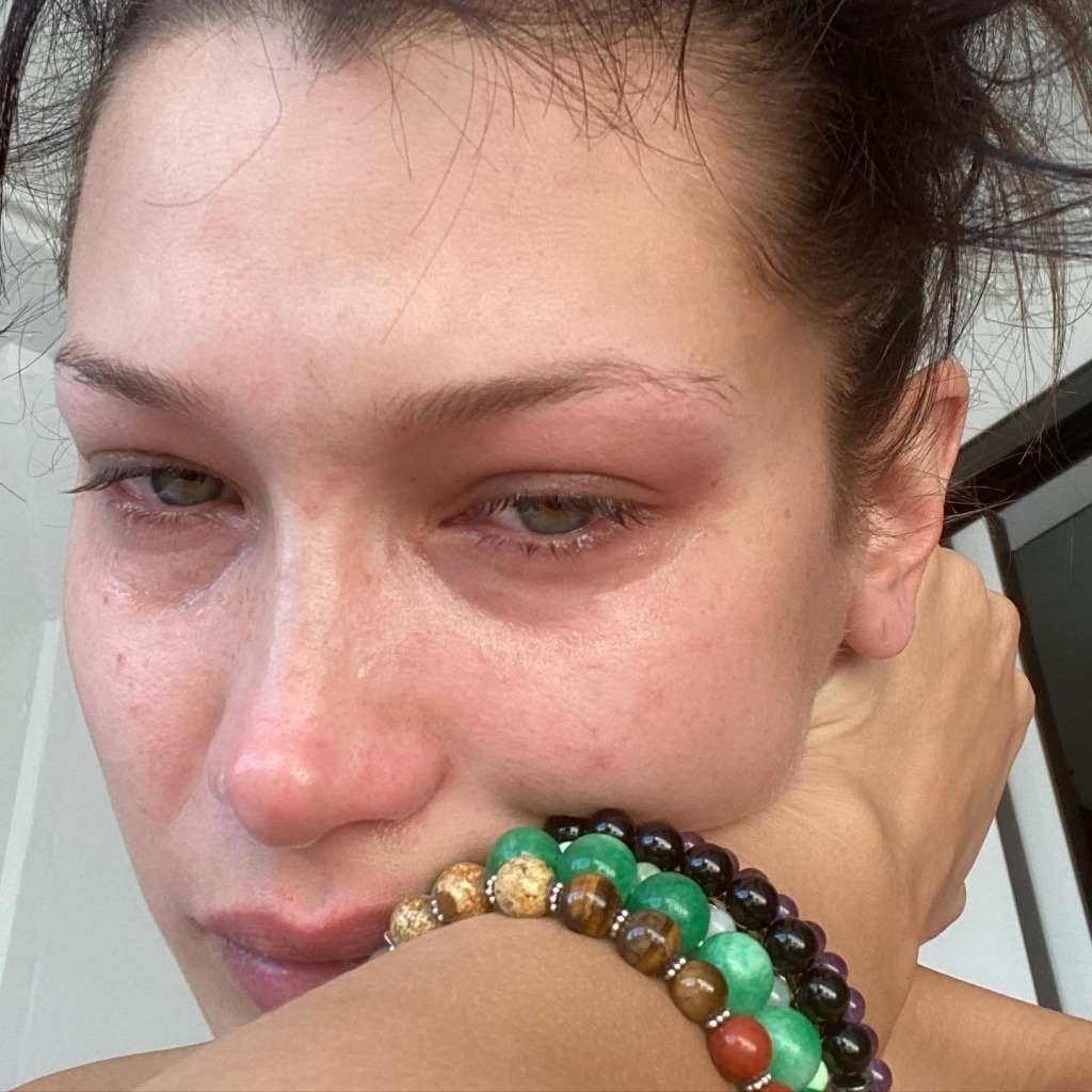 Bella Hadid曾在接受訪問時表示自己在過去多年的模特兒生涯中，一直飽受情緒困擾，每天都以淚洗臉。