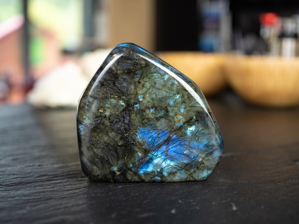 拉長石 拉長石是一種可以反射出紫、藍、綠、黃光的水晶。